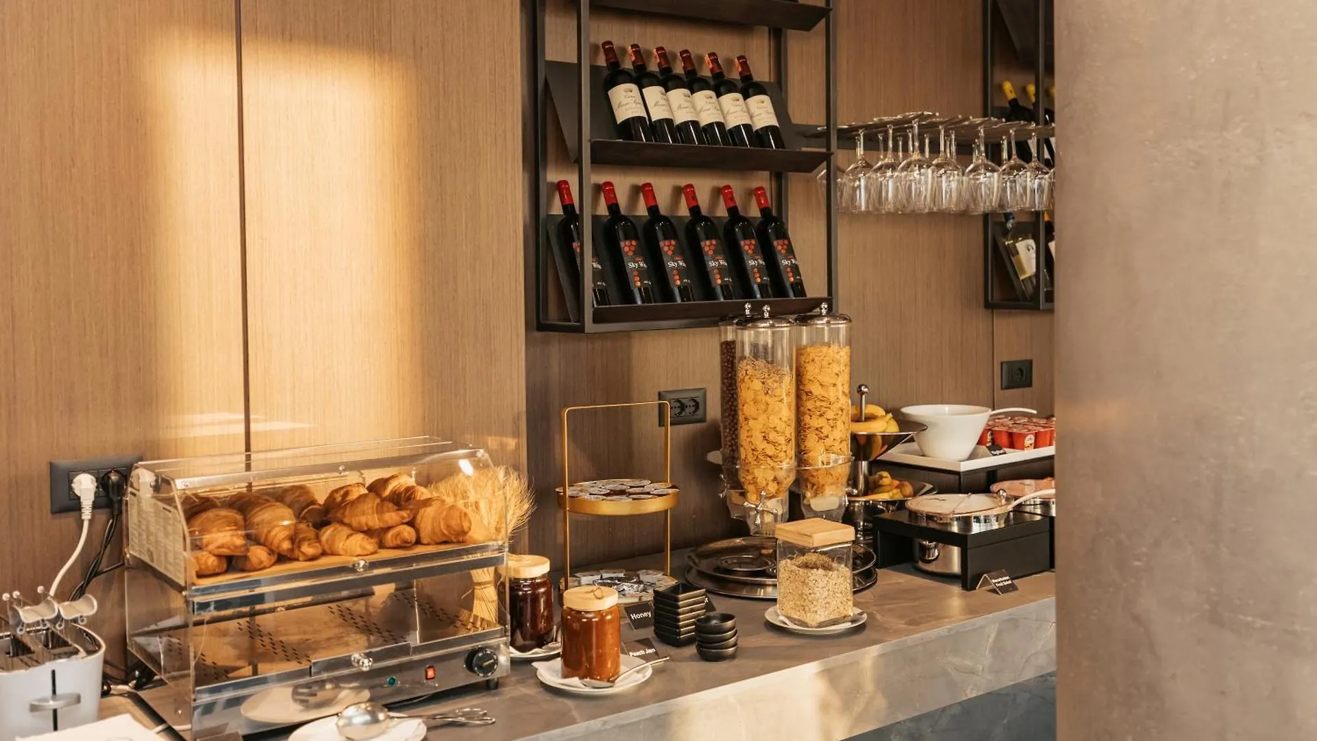Sky Hotel Tirana 4*,