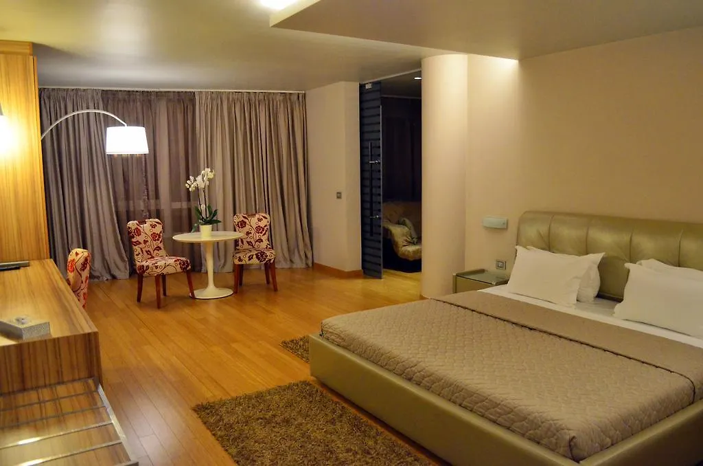 Sky Hotel Tirana 4*,